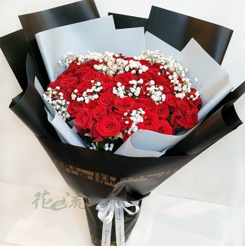 《擁抱愛情》99朵紅玫瑰滿天星情人節玫瑰花束