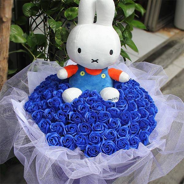 【特價花束】-《珍藏的愛》米飛兔+99朵藍皂玫瑰花束