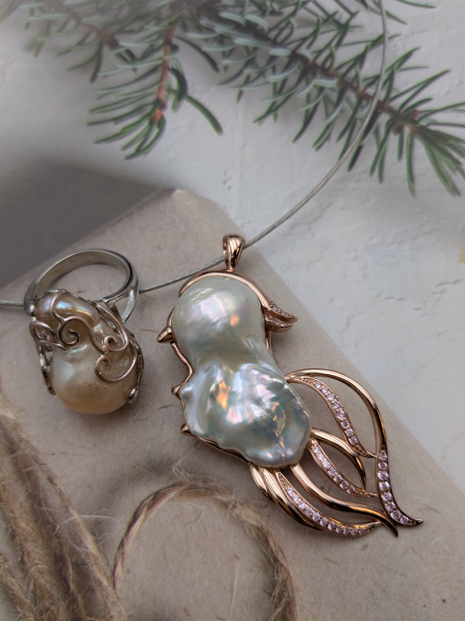 巴洛克隨形大珍珠純銀玫瑰金色意象鸚鵡(英明神武)項墜、巴洛克隨形珍珠純銀玫瑰金雙色戒套組色頸鍊.品號G8-2-2-11762