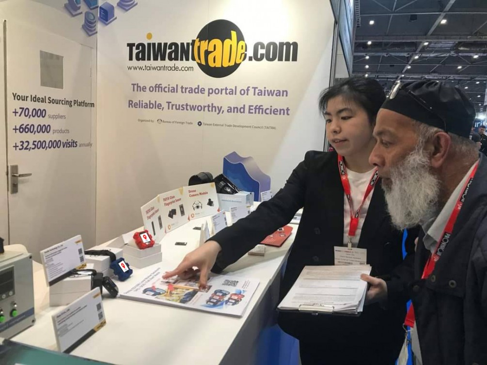 OSMILE Certified by AMAZON & TAIWAN International Trade Administration as an Official Provider of Wearable Assistive Devices for Dementia Care, Aged Care, and Home Care Services (Dementia GPS Tracker, GPS Watch, Smart Bracelet, Smart Watch)