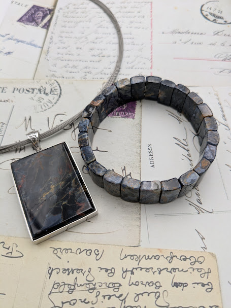 彼德石長方無事牌手排套組~自然天成的流動配色如梵古油畫般的引人入勝，永遠不會有相同的第二塊寶石~一眼千年~純銀包邊項墜43x30x8排片15x10x5 品號G29-1-4-10240