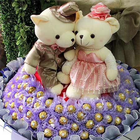 《永結同心》心型枕華麗禮服婚侶熊99朵金莎巧克力花束