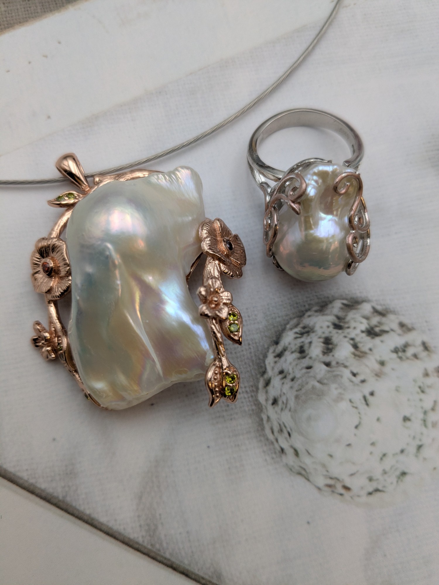 巴洛克隨形大珍珠(5cmx4cm).純銀包玫瑰金色(花開富貴)項墜.巴洛克隨形大珍珠純銀玫瑰金雙色戒套組.品號G8-2-1-11761