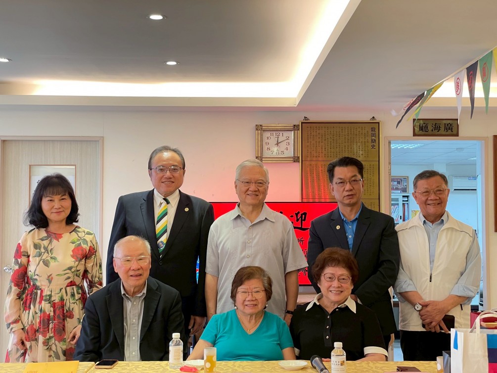 *  2025年10月30日(四)下午美國龍岡關健中元老伉儷到會拜訪，世總張正中主席、關先輝元老伉儷、關慶豐監督、劉育蘭副監察長、趙世聰副主席、趙仁君監察長、劉東隆秘書長出席接待，除安排祭祖並舉行座談，會後假蘇杭餐廳餐敘。