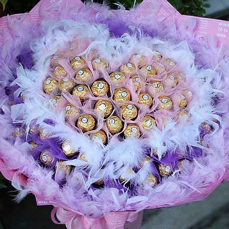 《粉愛的心》心型雙色紗99朵金莎巧克力花束