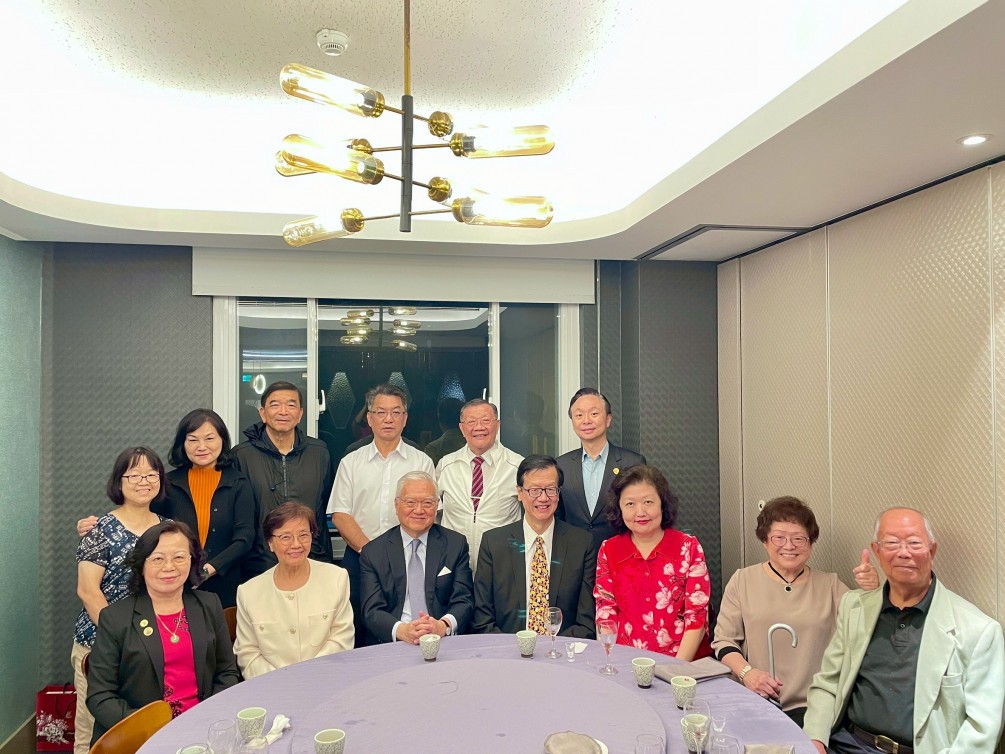 * 2025年10月22日(三)美國休士頓劉秀美元老伉儷暨齊永強公使伉儷一同來訪，世總主席張正中、關慶豐監督、關先輝元老、張麗華名譽會長、趙世聰副主席、趙仁君監察長、劉育蘭副監察長、劉東隆秘書長熱情接待，特安排祭祖並舉行座談，會後假蘇杭餐廳餐敘。