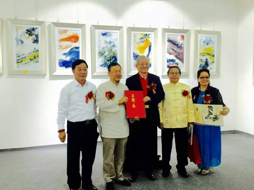 《 世界画魂》简讯： [鼓掌]二零一五年十月一日，世界画魂研究院 李鑫於北京爱與和平書法展