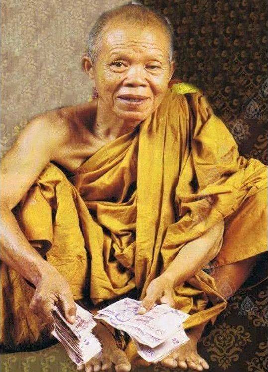 泰國著名聖僧龍婆坤圓寂，享年92歲。聖僧一生助人無數，德高望重，泰國舉國上下眾多信徒得知噩耗後都悲痛不已