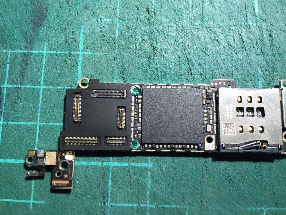 iPhone 主機板維修一例，因鎖錯螺絲造成iPhone 5s主機板斷線，結果開機藍屏刷機出現錯誤14