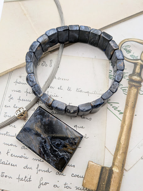 彼德石長方無事牌手排套組~自然天成的流動配色如梵古油畫般的引人入勝，永遠不會有相同的第二塊寶石~一眼千年~純銀包邊項墜38x28x8排片15x10x5 品號G29-1-5-10165