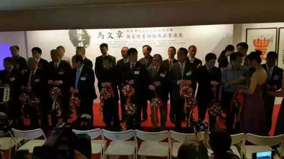 馬文章根之情共圓中國夢周易榜书作品展香港立法会主席曾钰成先生在香港会展艺术中心、现场接受记者采访。