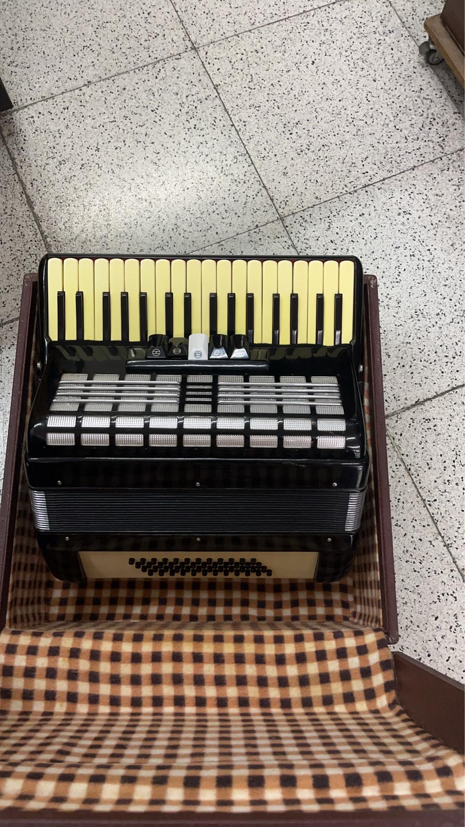 中古手風琴  二手手風琴 ˋ48貝斯  全館促銷中 免運  感謝各大媒體爭風報導推薦 海洋樂器