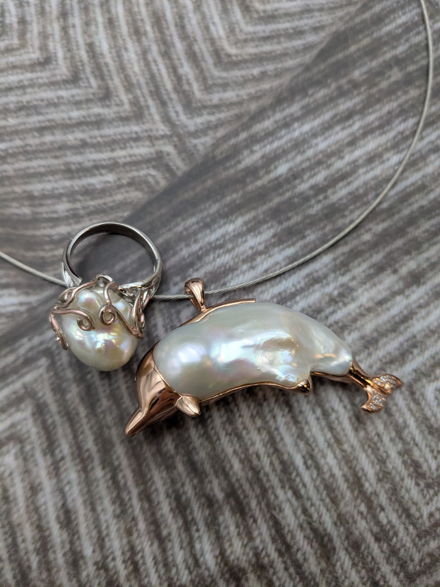 巴洛克隨形大珍珠(5cmx2cm).純銀玫瑰金色意象海豚(和平幸福)項墜.+巴洛克隨形大珍珠純銀玫瑰金雙色戒套組.品號G8-2-3-11763