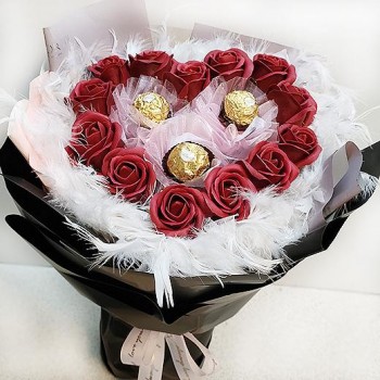 【特價花束】-《我愛你》紅色心型香皂玫瑰金莎花束(加羽毛)