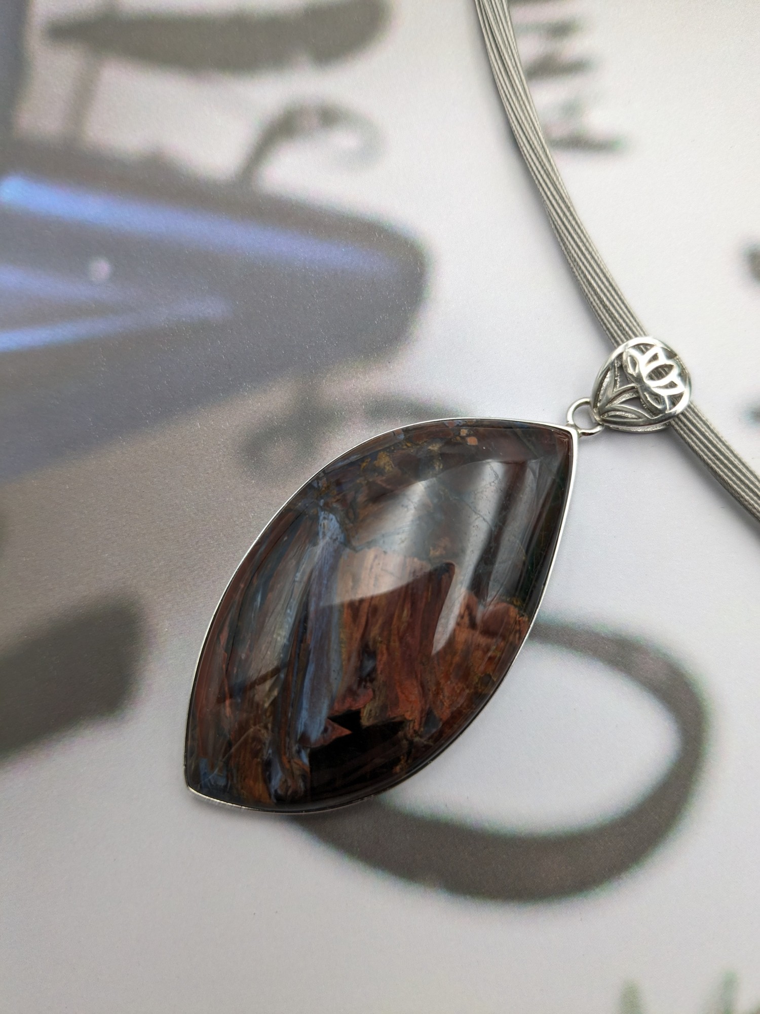 彼德石大流線馬眼(5cmx2.8cm)~自然天成的流動配色如梵古油畫般的引人入勝，永遠不會有相同的第二塊寶石~一眼千年~純銀包邊大扣+日本钛鋼頸鍊 品號G8.4.2-5630