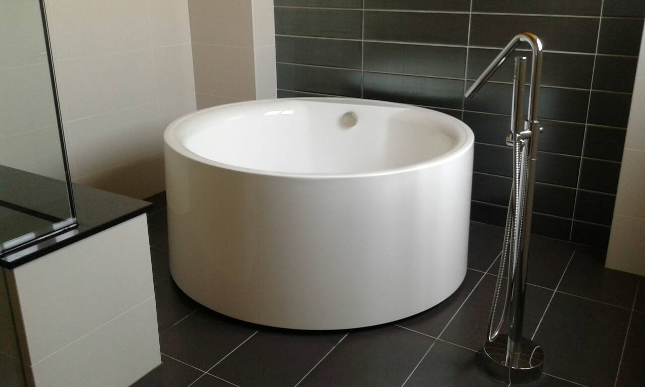 圓型浴缸 