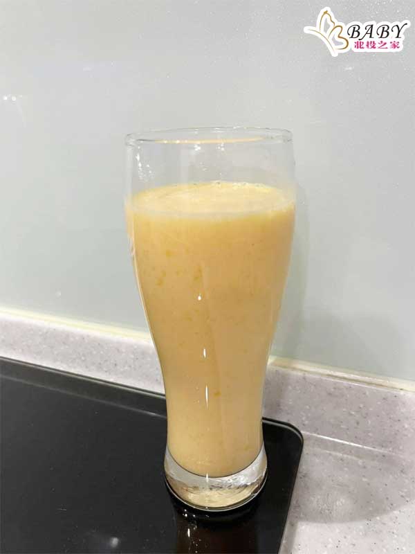 喜歡冰冰涼涼也可以加一些冰塊 按壓啟動，好喝的芒果牛奶就完成囉！