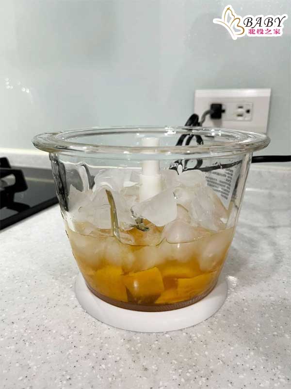 芒果冰沙也是準備好芒果切塊，加一些蜂蜜，可依據個人口味添加，再來就加水和冰塊即可