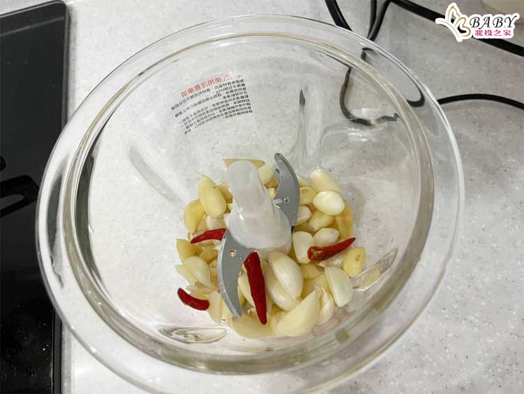 剝好皮之後放入玻璃碗內，再加上生辣椒一起攪碎，
