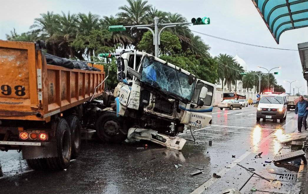 海棠新聞網 濱海砂石車失控自撞托拉庫駕駛受傷送醫 海棠新聞網