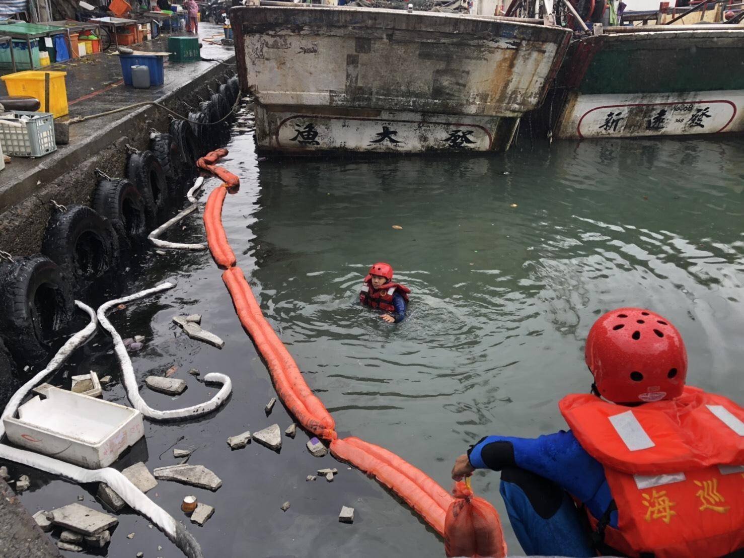 海棠新聞網 大溪漁港水面漂黑油污海巡緊急鋪設攔油索以防擴散 海棠新聞網