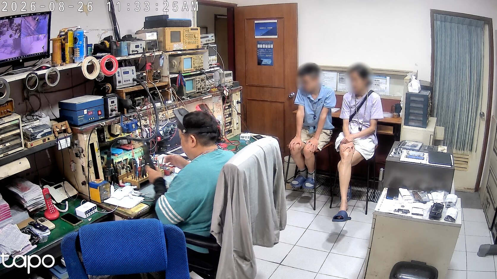 台北王牌電訊手機維修中心讓客人現場觀看維修施作