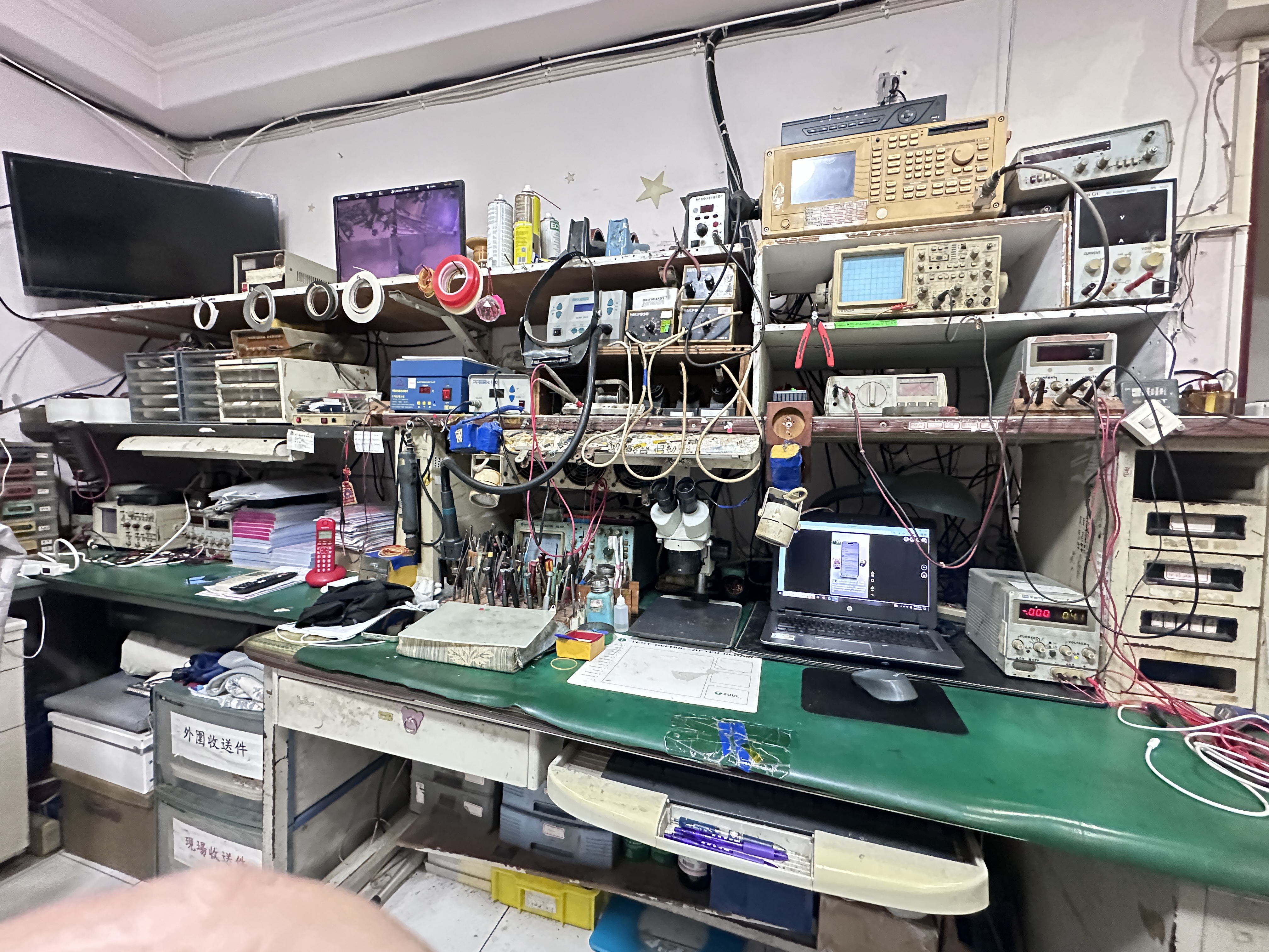 王牌電訊手機主機板維修工作區與專業檢測設備