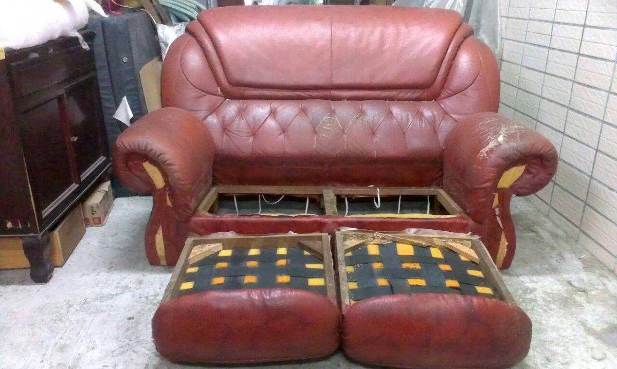 修理沙發的第一步，就是像這樣把沙發坐墊整個拆開 !雙人座牛皮沙發修理請找吉昌傢俱沙發工廠