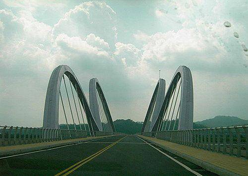 ￭ 來不及剪綵啟用的新威景觀大橋…竟是先用來救災用的路…