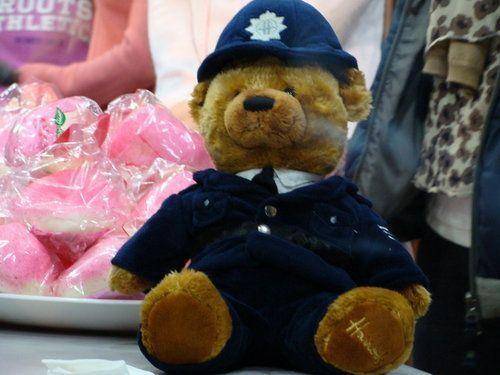 ￭ 這是個讓人驚喜的禮物…訂做的英國警察熊…超可愛…三Q…